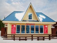 Расположен на въезде у шлагбаума у подножья горы Зеленая между 2-х больших автомобильных стоянок. Ориентирован на лыжников и сноубордистов начального, среднего уровней и для тех, кто совершенствуется.